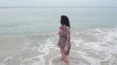 esmer kız deniz kenarında yürüyüş