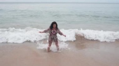 esmer kız deniz kenarında yürüyüş
