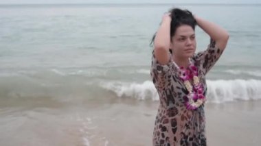 esmer kız deniz kenarında yürüyüş