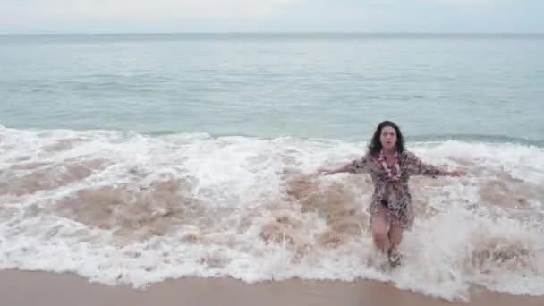 海沿いを歩いてブルネットの少女 — ストック動画