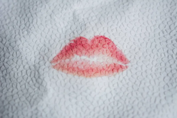 Lippenstift Von Den Lippen Auf Papierserviette Küssen — Stockfoto