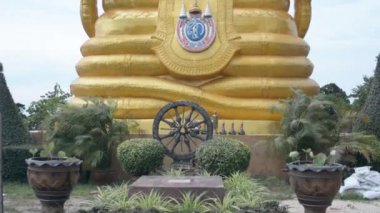 Budizm Tanrıların altın heykeller