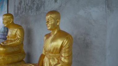 Budizm Tanrıların altın heykeller
