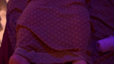 Kız Tay masajı yapıyor