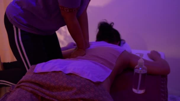 Meisje Doet Thaise Massage Olie — Stockvideo