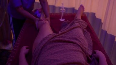 Petrol Tay masajı yapıyor kız