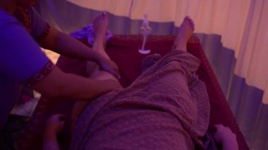 Petrol Tay masajı yapıyor kız