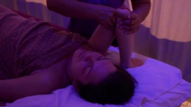 Petrol Tay masajı yapıyor kız