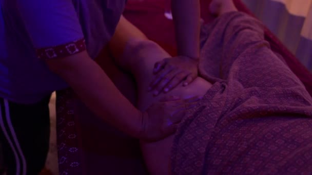 Menina Fazendo Óleo Massagem Tailandesa — Vídeo de Stock