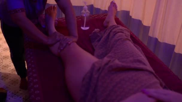 Meisje doet Thaise massage olie — Stockvideo