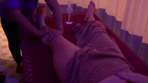 Fille faisant l'huile massage thaï — Video