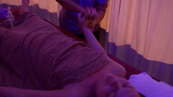 Fille faisant l'huile massage thaï — Video