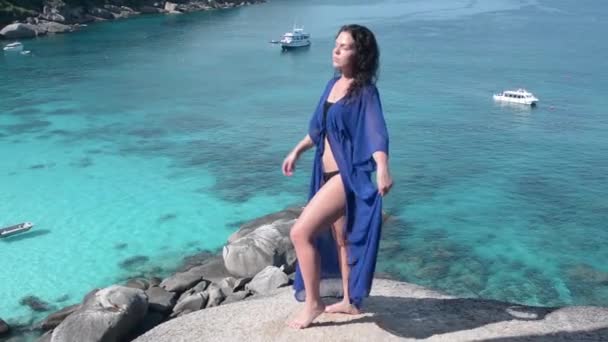 Menina Morena Bonita Fundo Costa Uma Ilha Tropical Ilhas Similares — Vídeo de Stock