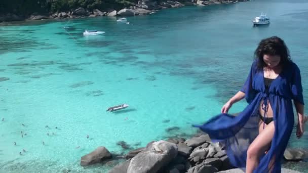 美丽的黑发女孩在背景的一个热带岛屿的岸边 斯米兰群岛 — 图库视频影像