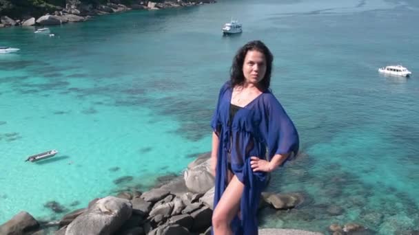Piękna Brunetka Dziewczyna Tle Brzegu Tropikalnej Wyspie Wyspy Similan Tajlandia — Wideo stockowe