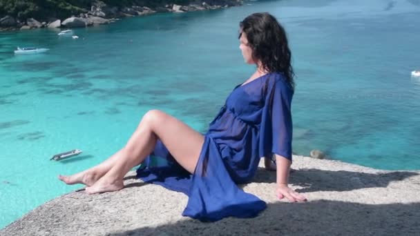 美丽的黑发女孩在背景的一个热带岛屿的岸边 斯米兰群岛 — 图库视频影像