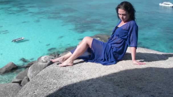Schöne Brünette Mädchen Auf Einem Hintergrund Das Ufer Einer Tropischen — Stockvideo