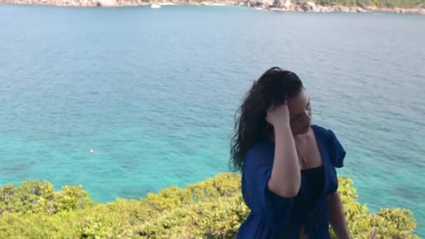 Bella Ragazza Bruna Uno Sfondo Riva Isola Tropicale Isole Similan — Video Stock