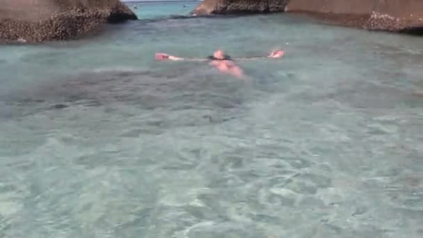 Hermosa Chica Morena Nada Agua Transparente Isla Tropical Islas Similares — Vídeo de stock