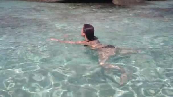 美丽的黑发女孩游泳在透明的水的热带岛屿 斯米兰群岛 — 图库视频影像