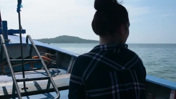 女孩游泳在小船到海岛 — 图库视频影像