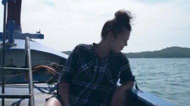 Kız bir tekne içinde adalara yüzüyor.