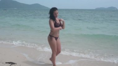 Kız ıssız bir kumsalda yürür. Bon Island, Tayland