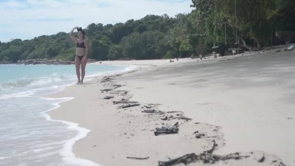 Chica Camina Una Playa Desierta Bon Island Tailandia — Vídeos de Stock