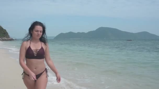 那个女孩在一个荒芜的海滩上散步 泰国苯岛 — 图库视频影像