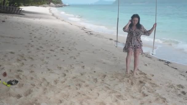 Morena Chica Balanceándose Playa Swing — Vídeo de stock