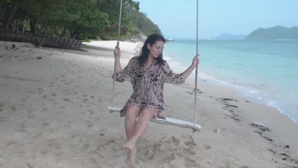 Esmer Kız Plaj Salıncakta Sallanan — Stok video