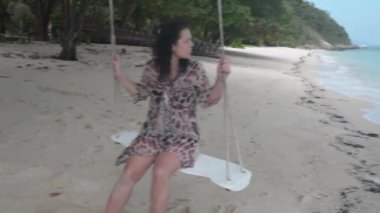 Esmer kız plaj salıncakta sallanan