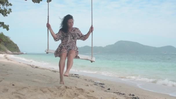 Morena Chica Balanceándose Playa Swing — Vídeo de stock