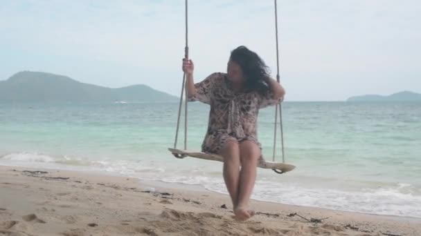 Brunett Flicka Gungar Stranden Swing — Stockvideo