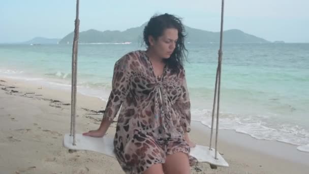 Morena Chica Balanceándose Playa Swing — Vídeo de stock