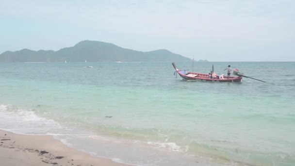 Barco Nada Hasta Playa — Vídeo de stock