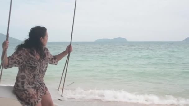 Morena Chica Balanceándose Playa Swing — Vídeos de Stock