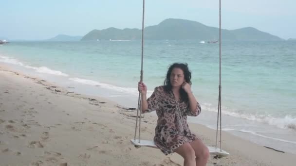 在沙滩秋千上摇摆的黑发女孩 — 图库视频影像