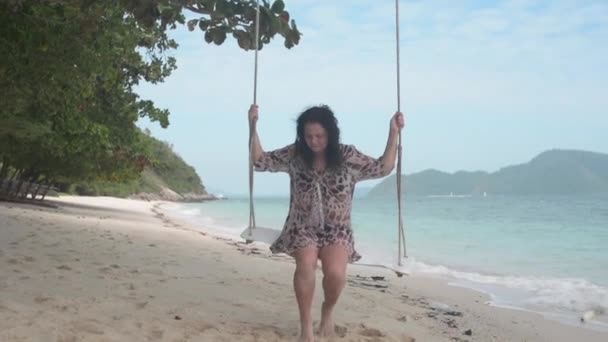 Brunett Flicka Gungar Stranden Swing — Stockvideo