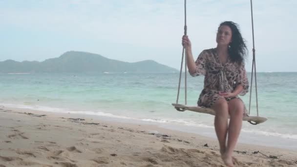 Brünette Mädchen Schaukeln Auf Die Strand Schaukel — Stockvideo