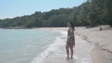 Kız boş bir kumsalda gider