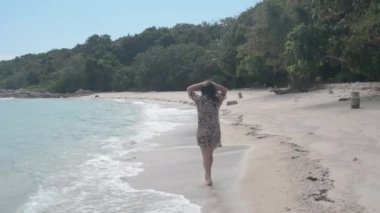 Kız boş bir kumsalda gider