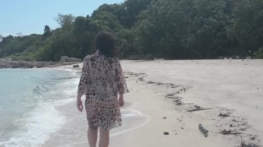 Kız boş bir kumsalda gider