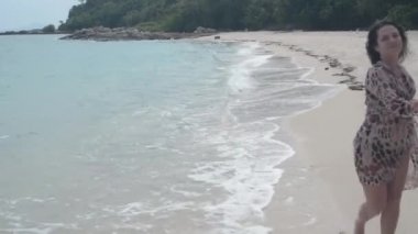 Kız boş bir kumsalda gider