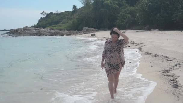 Fille Sur Une Plage Vide — Video