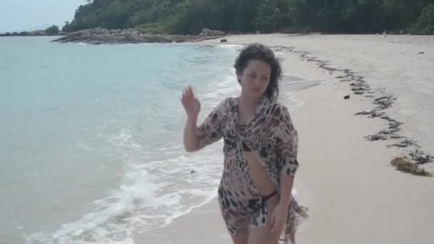 Menina Vai Uma Praia Vazia — Vídeo de Stock