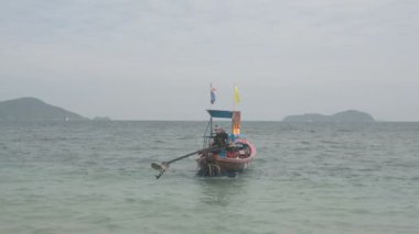 Tekne kıyıda demir attı.