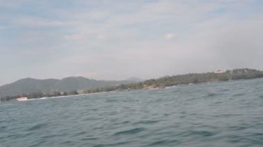 Sürat teknesi tarafından dalgalar üzerinde