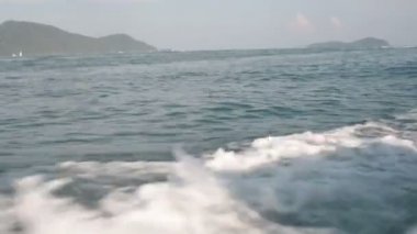 Sürat teknesi tarafından dalgalar üzerinde