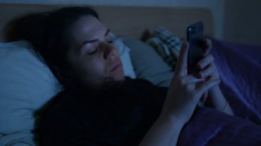 Telefonunuza videoları izlerken gece kız